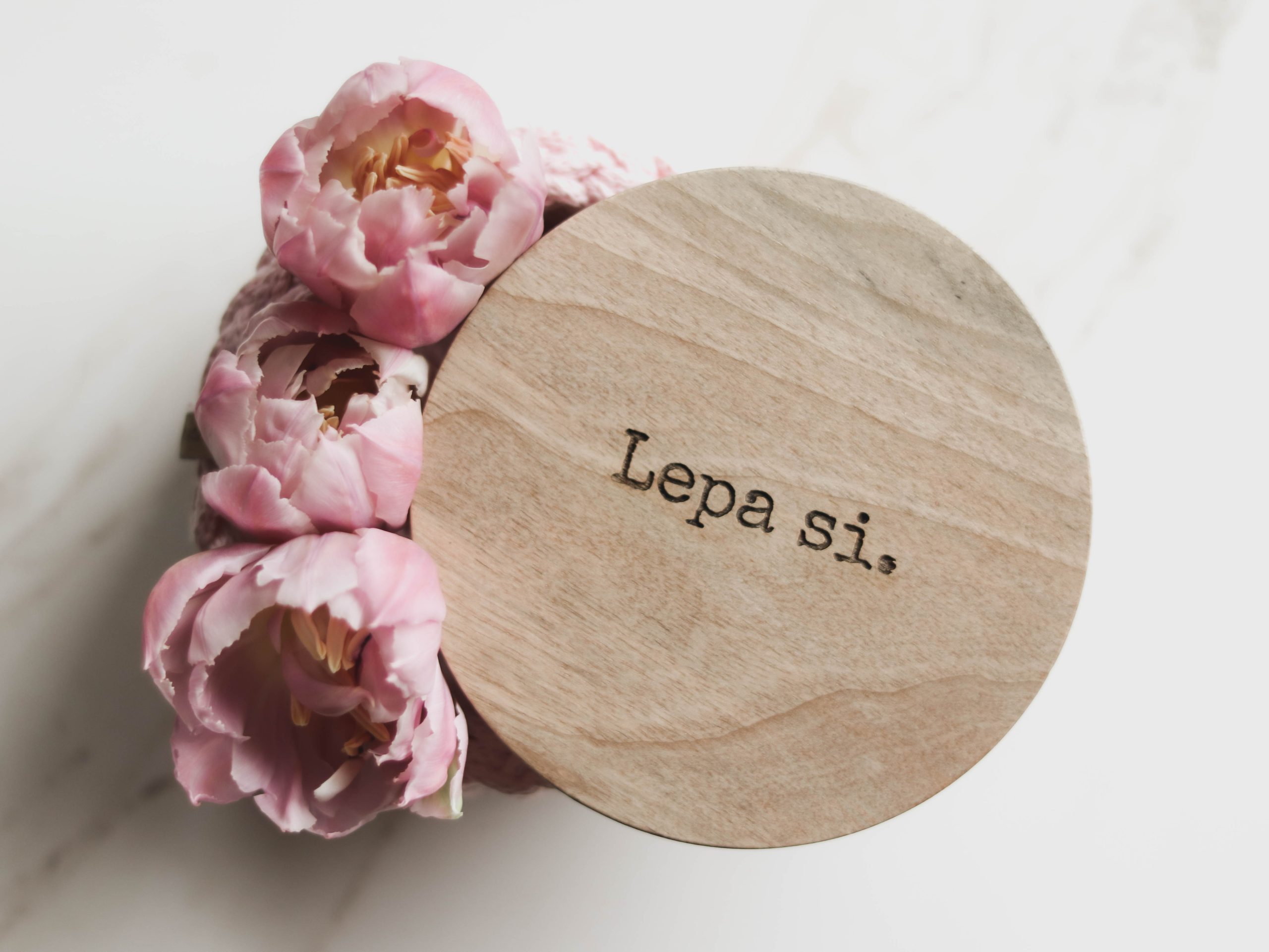 Ročno izdelani betonski uhani vsebujejo naraven kristal črni turmalin, ki ščiti tvojo energijo pred slabimi zunanjimi, je ščit, zatočišče, ko si najbolj anksiozna in varen oklep, ki te obda s samozavestjo in novo močjo! Da bodo tvoji novi najljubši uhančki na varnem pa bo poskrbela šatuljica iz reciklirane preje in pokrovom iz slovenskega lesa.