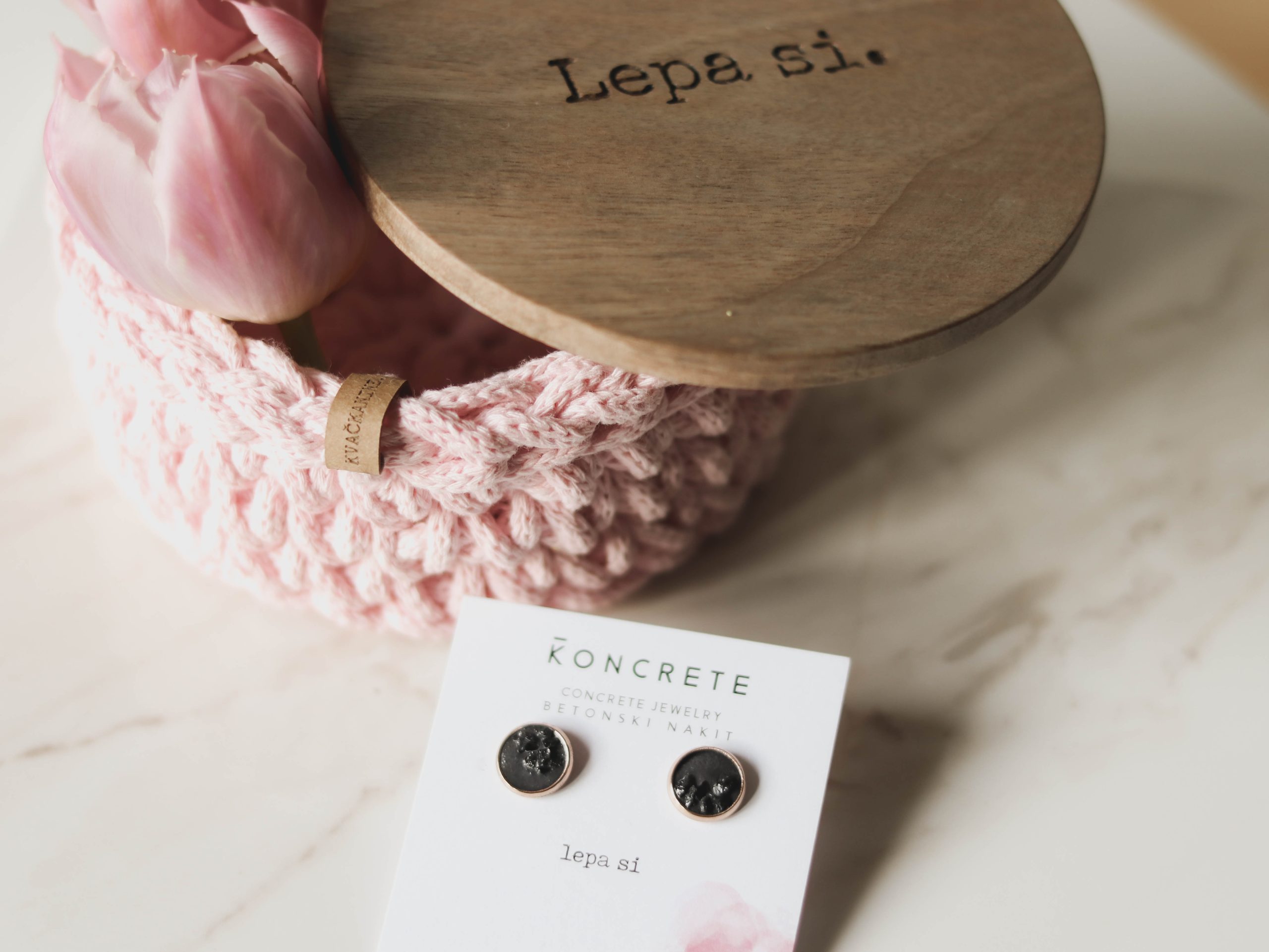 Ročno izdelani betonski uhani vsebujejo naraven kristal črni turmalin, ki ščiti tvojo energijo pred slabimi zunanjimi, je ščit, zatočišče, ko si najbolj anksiozna in varen oklep, ki te obda s samozavestjo in novo močjo! Da bodo tvoji novi najljubši uhančki na varnem pa bo poskrbela šatuljica iz reciklirane preje in pokrovom iz slovenskega lesa.