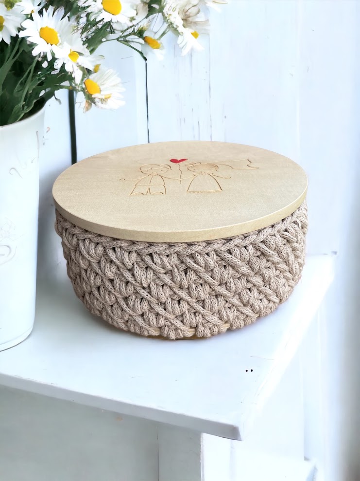 Kvačkana košara s pokrovom Couple of cuties je odlično darilo za mladoporočenca. Darilo, ki ne bo nabiralo prahu, ampak se bo lepo vklopilo v njun dom.