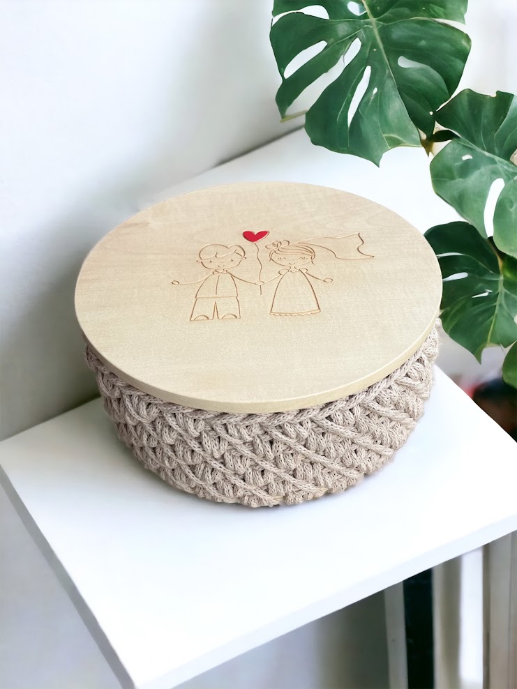 Kvačkana košara s pokrovom Couple of cuties je odlično darilo za mladoporočenca. Darilo, ki ne bo nabiralo prahu, ampak se bo lepo vklopilo v njun dom.